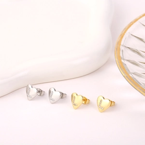 Chique hartvormige letter L oorknopjes in zilver en goud afwerking met sprankelende zirkonia.