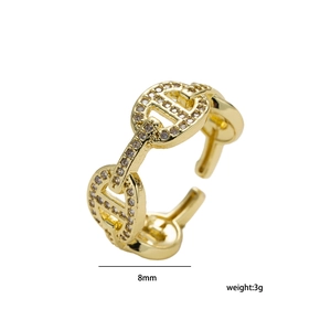 Goldener offener Schweinenase Ring mit weißen Zirkonia, 8mm Breite und 3g Gewicht auf Weiß
