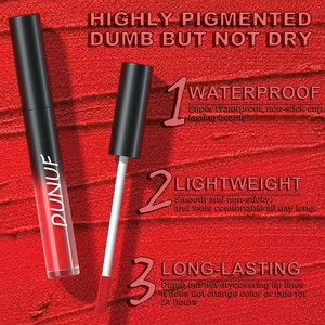 Détail de gloss à lèvres rouge mat avec applicateur et tube au dégradé noir-rouge