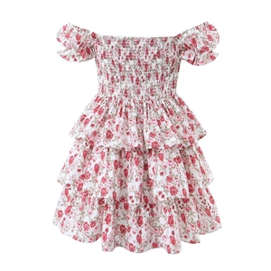 Schulterfreies Blumenkleid mit Stufenrock und rosa Blumenmuster auf weißem Hintergrund