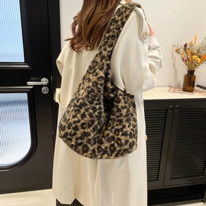 Leopard print faux fur tote bag featuring a large capacity fuzzy shoulder design for women