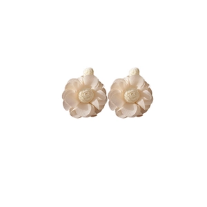 Boucles d'oreilles fleurs en tissu blanc crème avec centre tissé en raphia bohème
