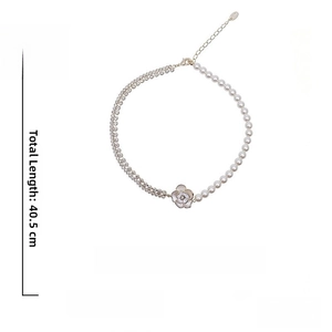 Détail du collier fleur montrant la longueur de 40,5 cm et le poids de 20,7 g