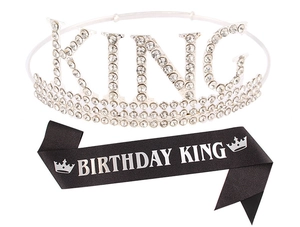 Détail d'une couronne argentée KING et écharpe BIRTHDAY KING noire pour homme