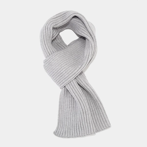 Detailed view of the thick light grey knitted scarf with vertical ribbed texture patterns