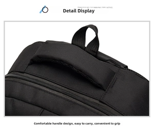Detalle del asa reforzada y del tejido de nailon texturizado en la mochila negra