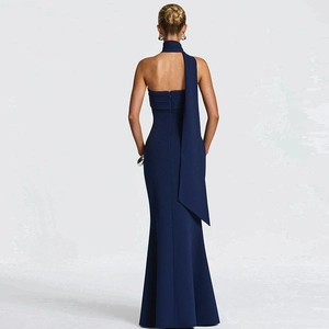 Détail de la robe de soirée bleu marine élégante avec nœud au dos et dos nu raffiné