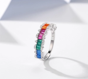 Macro d'une bague arc-en-ciel en argent 925 avec pierres multicolores et zircons blancs