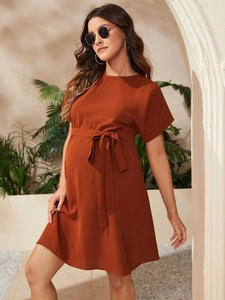 Elegant brick red round neck maternity dress with batwing sleeves and a waist tie