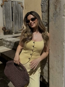 Ensemble tricot deux pièces jaune pour femme avec gilet boutonné et pantalon en lumière naturelle