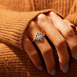 Vista dettagliata dell'elegante anello in lega con goccia geometrica di loto da donna.