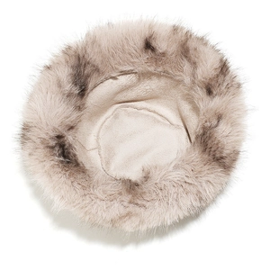 Draufsicht auf den flauschigen Pelzhut aus Kunstfell mit beige-braunem Farbverlauf