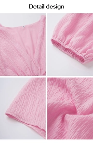 Detailansicht eines rosa V-Ausschnitt-Kleids mit elastischen Ärmeln und Plaid-Textur
