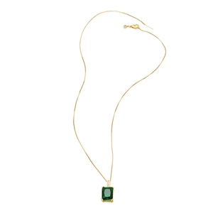 Elegante Goldhalskette mit quadratischem smaragdgrünem Zirkonia-Anhänger und Kristallen