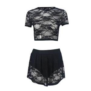 Zwarte tweedelige kantenset met een korte crop top met korte mouwen en bijpassende rok