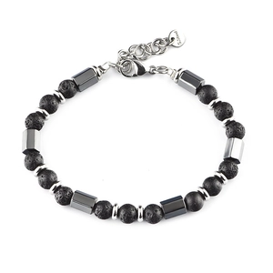 Détail macro de perles d'hématite naturelle et pierre de lave avec fermoir en acier inoxydable