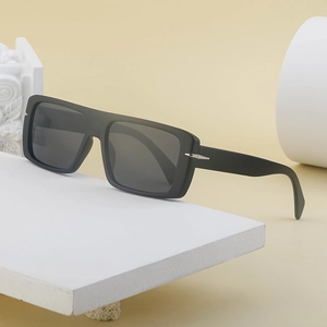 Lunettes de soleil carrées polarisées pour hommes avec monture noire mate et flèche argent