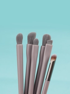 Détail du set de 6 pinceaux de maquillage pour les yeux avec poils dégradés sur fond bleu