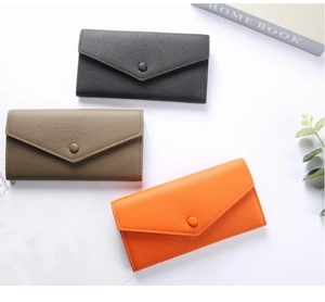 Drei Umschlag-Geldbörsen aus Leder in Schwarz, Khaki und Orange mit feiner Lychee-Struktur