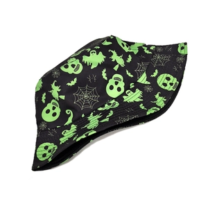 Détail d'un chapeau bob Halloween avec motifs de crânes et fantômes vert fluo sur noir