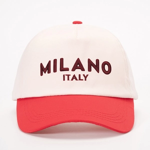 Verstellbare Baseballkappe in Rot und Beige mit Milano-Stickerei im stilvollen Farbblock