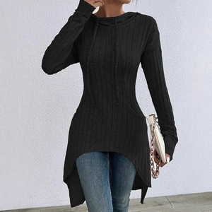 Détail de la texture en maille côtelée noire sur le sweat à capuche asymétrique à cordon