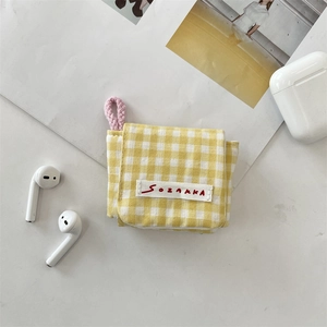 Primer plano de mini funda de tela de cuadros amarillos con etiqueta SOZAKKA y cordón