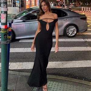 Détail de robe moulante noire élégante avec découpes sexy et design épaules dénudées