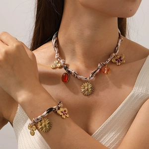 Parure de bijoux bohème dorés avec ruban en soie léopard et pendentifs papillons