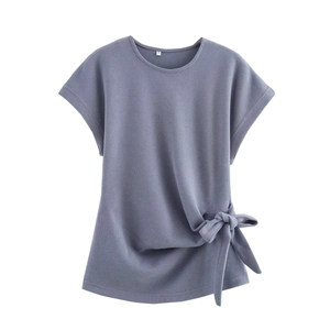 Detalle de camiseta de punto azul grisáceo con nudo lateral y tejido de canalé fino