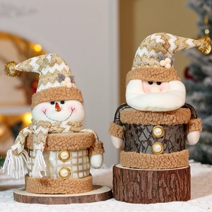 Dettaglio di ornamenti in tessuto Babbo Natale e pupazzo di neve con texture a maglia dorata