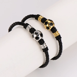 Geflochtenes Lederarmband mit Fußball-Elementen in Gold- und Silberoptik