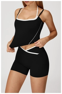Détail d'un ensemble de yoga dos nu noir et blanc avec short taille haute et passepoil contrasté