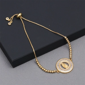 Détail du bracelet religieux doré ajustable avec médaille Marie et oxydes de zirconium