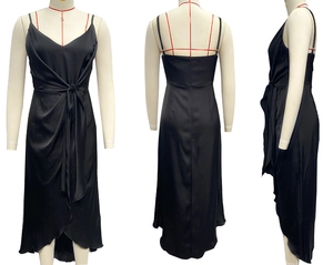 Vue détaillée de la robe nuisette en satin noir montrant le nœud et la texture plissée