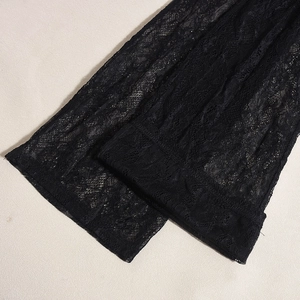 Gros plan sur le motif complexe de dentelle noire avec des détails ajourés délicats