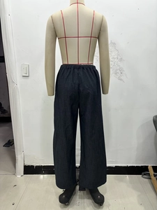 Détail du pantalon en jean foncé à jambe large avec une taille haute élastique confortable