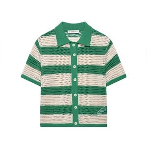 Detailaufnahme von grün-weiß gestreiftem Strick-Polohemd mit dekorativem Lochmuster