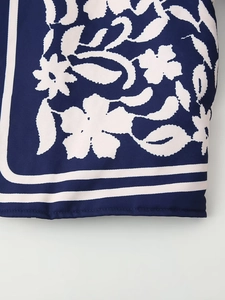 Dettaglio del tessuto blu navy con stampa floreale e rifinitura con cucitura piatta