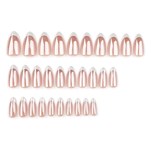 Set di unghie finte French bianche a mandorla con base rosa lucida su sfondo bianco pulito