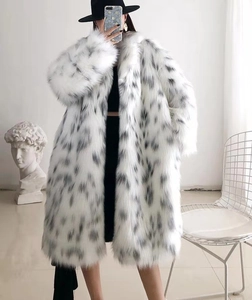 Détail du long manteau en fausse fourrure avec imprimé lynx duveteux et col à revers