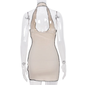 Vue détaillée du tissu en maille côtelée beige sur une mini robe dos nu sexy