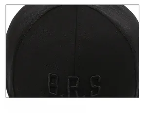 Makrodetail der schwarzen Baseballkappe mit 3D-Stickerei B.R.S und verstärkten Nähten
