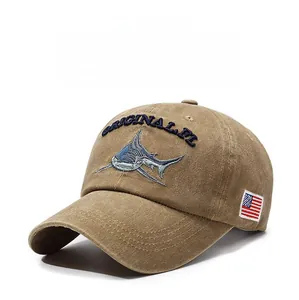 Détail de la broderie requin et du patch drapeau USA sur casquette de baseball kaki