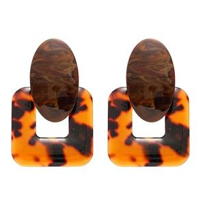 Retro resin geometric earrings with amber tortoiseshell pattern and oval stud design