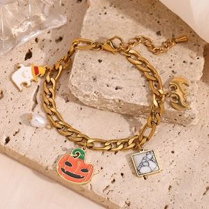 Dettaglio del bracciale di Halloween con ciondoli a zucca e fantasma dorati