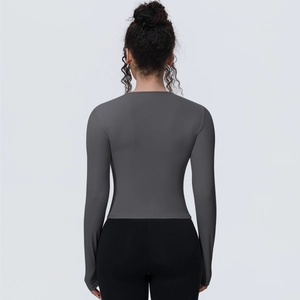 Haut de sport manches longues ajusté avec un design respirant et sculptant au dos