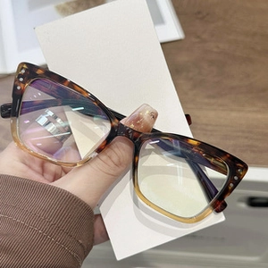 Detail der Lesebrille in Bernstein-Schildpatt-Optik mit stilvollen Nieten am Rahmen
