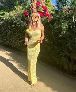 Detaillierte Textur der floralen gelben Spitze an einem figurbetonten Maxikleid mit Trägern