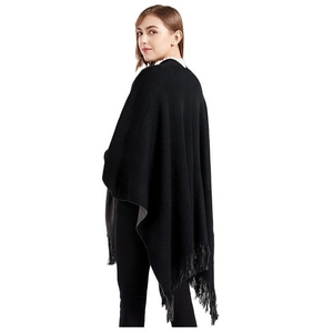 Scialle in maglia nera da donna con frange, design double-face, vista posteriore su bianco